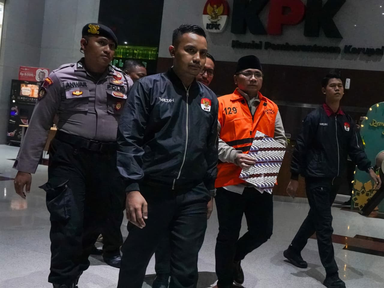 Mantan Menteri Agama Yaqut Cholil Qoumas yang mengenakan rompi oranye KPK (laman resmi KPK).