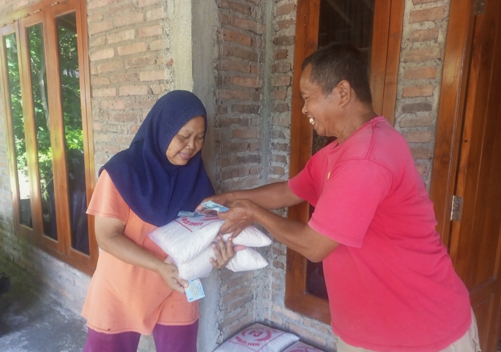 Pengelola destinasi wisata Punthuk Setumbu membagikan THR kepada warga sekitar, Senin (16/3).