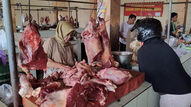 Pedagang daging sapi di Pasar Boyolali Kota melayani pembeli, Senin (16/3/2026).