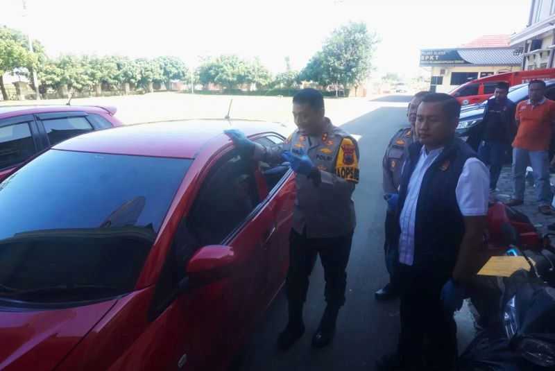 Kapolres Klaten AKBP Moh Faruk Rozi memperlihatkan mobil milik pelaku yang digunakan melakukan pencurian, Senin (16/3/2026).