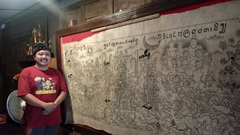 Pemilik Museum Wayang Beber Sekartaji Indra Suroinggeno sedang berada di dekat koleksinya.