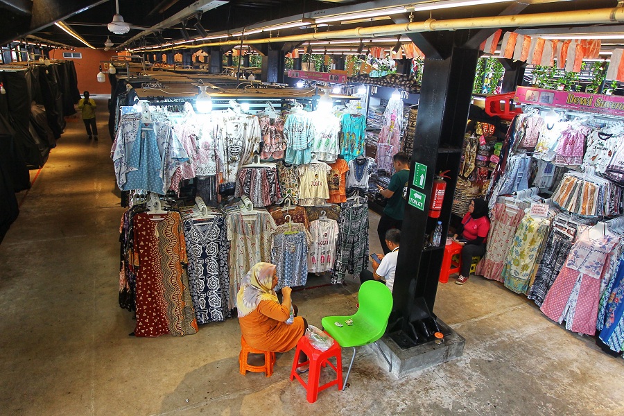 Pedagang cinderamata menunggu calon pembeli di Teras Malioboro Beskalan, Kota Jogja, Selasa (15/3/2026).