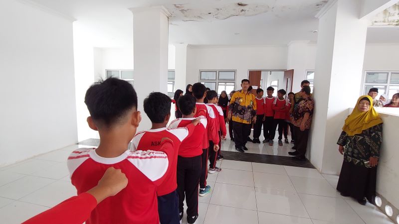 SAMBUTAN: Siswa SD Negeri Percobaan 4 hasil regrouping saat berbaris menunggu kedatangan Bupati Kulon Progo Agung Setyawan.