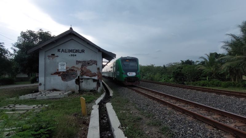 REKATIVASI: Bangunan bekas Stasiun Kalimenur masih tersisa dinding dan atap yang rapuh. Rencananya stasiun ini akan diaktifkan kembali.
