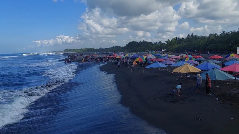 JADI JUJUKAN: Wisatawan saat memadati area Pantai Glagah, Kulon Progo.