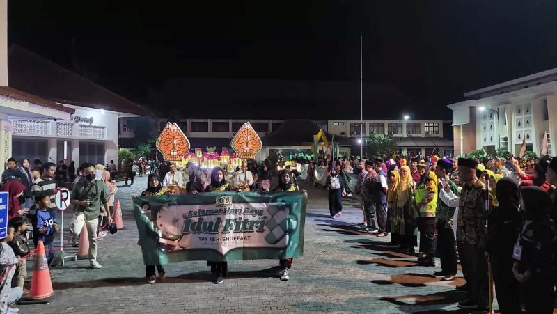 Masyarakat mengikuti takbir keliling yang diadakan Muhammadiyah Kulon Progo 