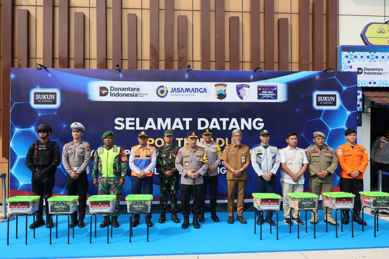 Kapolri dan Kapolda Jateng bersama perangkat daerah meninjau pos pemantauan mudik di gerbang tol Kalikangkung (Humas Jateng).