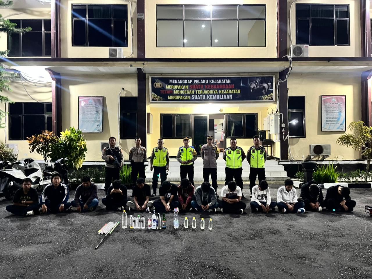 DIAMANKAN: Polisi membubarkan pesta miras berkedok bukber dan menggiring belasan pelajar ke Mapolresta Magelang, Selasa malam (17/3/2026).