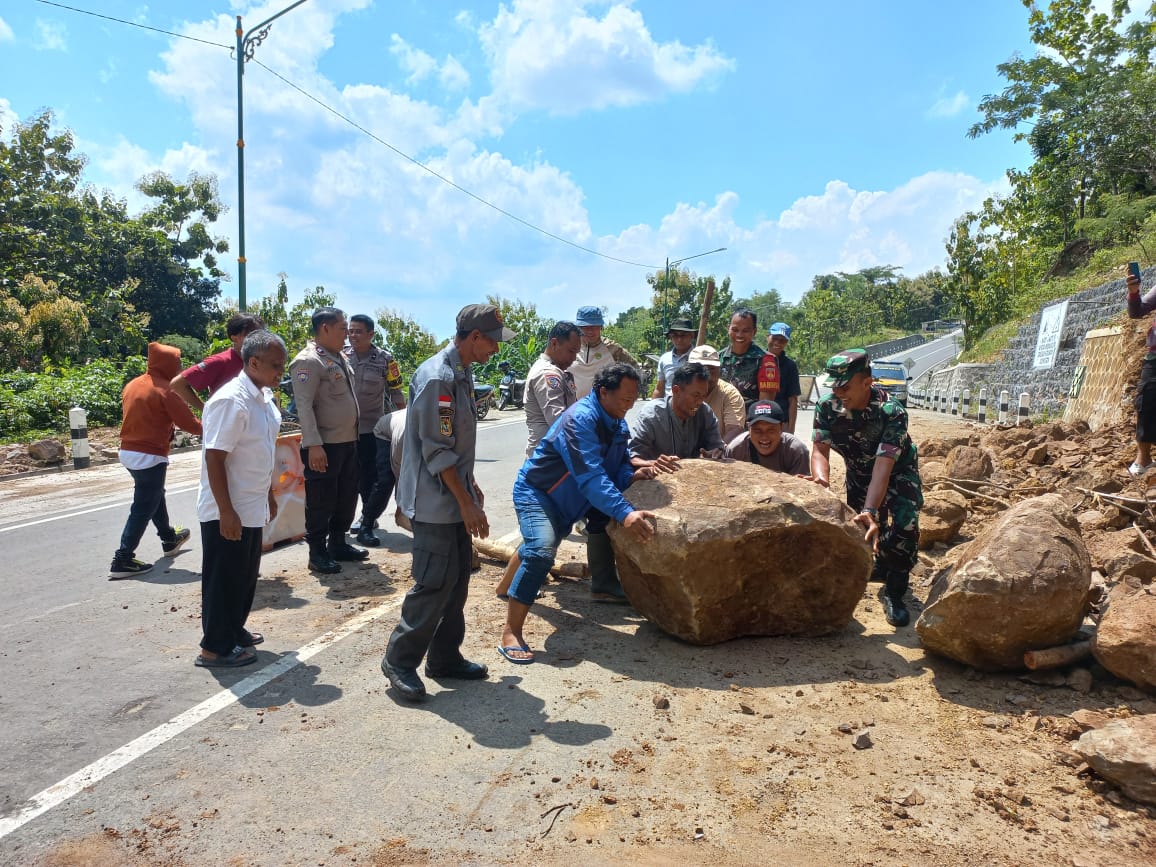 Material longsor susulan berupa bebatuan dan tanah kembali menutup sebagian ruas tanjakan Clongop.