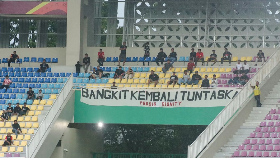 OPTIMISTIS: Suporter Persis Solo menjalani dukungan lewat spanduk yang mereka bentangkan di Stadion Manahan.
