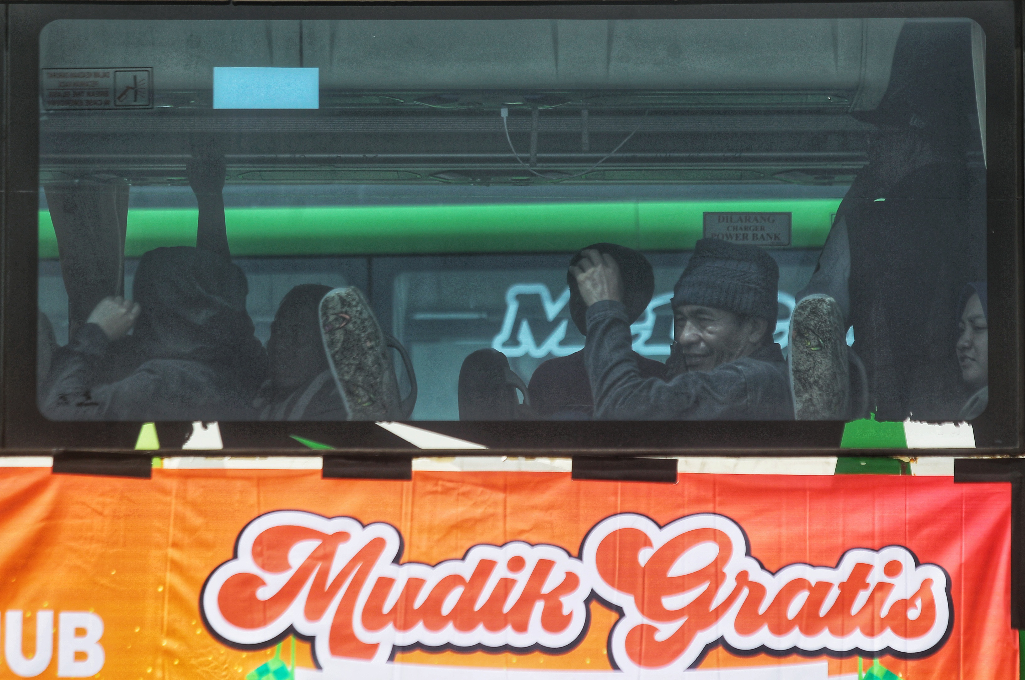 Peserta program arus balik mudik gratis berjalan menuju bus di Terminal Giwangan, Kota Jogja, kemarin (26/3). Program arus balik mudik gratis dari Terminal Giwangan menuju Jakarta yang diinisiasi oleh