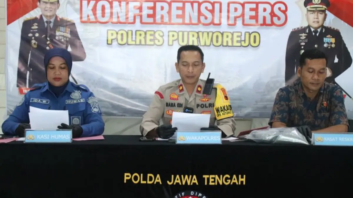 BAHAN PELEDAK: Wakapolres Purworejo Kompol Nana Edi Sugito gelar perkara terkait kasus serbuk obat mercon yang diedarkan di wilayah Kecamatan Bruno. (Dokumentasi Polres Purworejo)