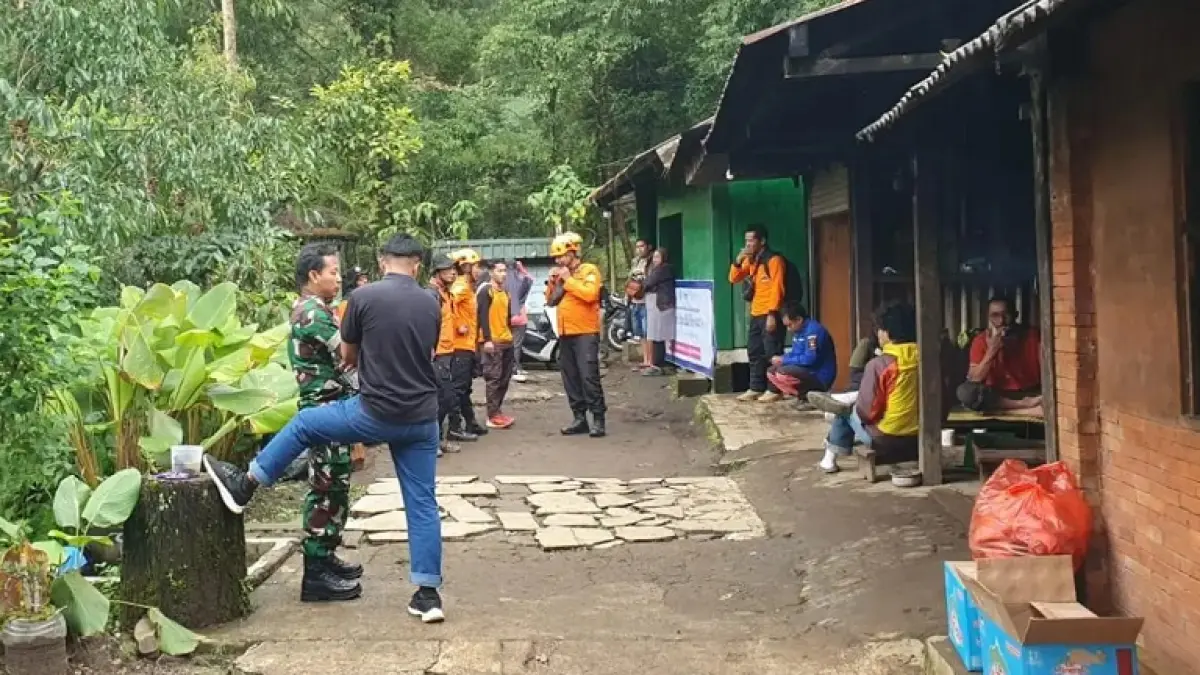 Tim SAR siaga di pos pintu masuk jalur pendakian Gunung Lawu via Candi Ceto, Kecamatan Jenawi, Karanganyar, Jumat (27/3/2026). (Rudi Hartono/Radar Solo)
