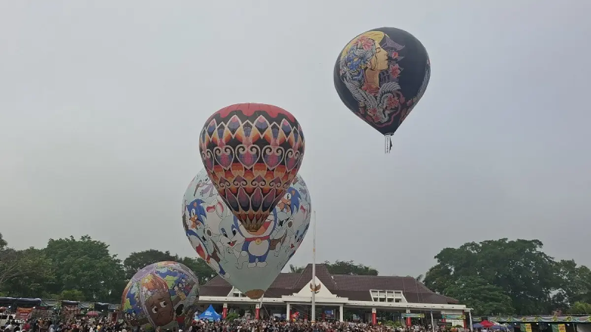 MENARIK: Warga berbondong-bondong datang ke Lapangan drh Soepardi untuk menyaksikan penerbangan balon udara, Minggu (29/3/2026). (NAILA&nbsp;NIHAYAH/RADAR JOGJA)