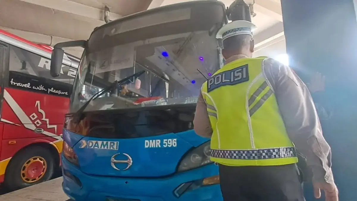 Satu unit armada bus milik Perum DAMRI terpaksa dibatalkan keberangkatannya dari Terminal Tipe A Tirtonadi, Solo.&nbsp;(SILVESTER/RADAR SOLO)