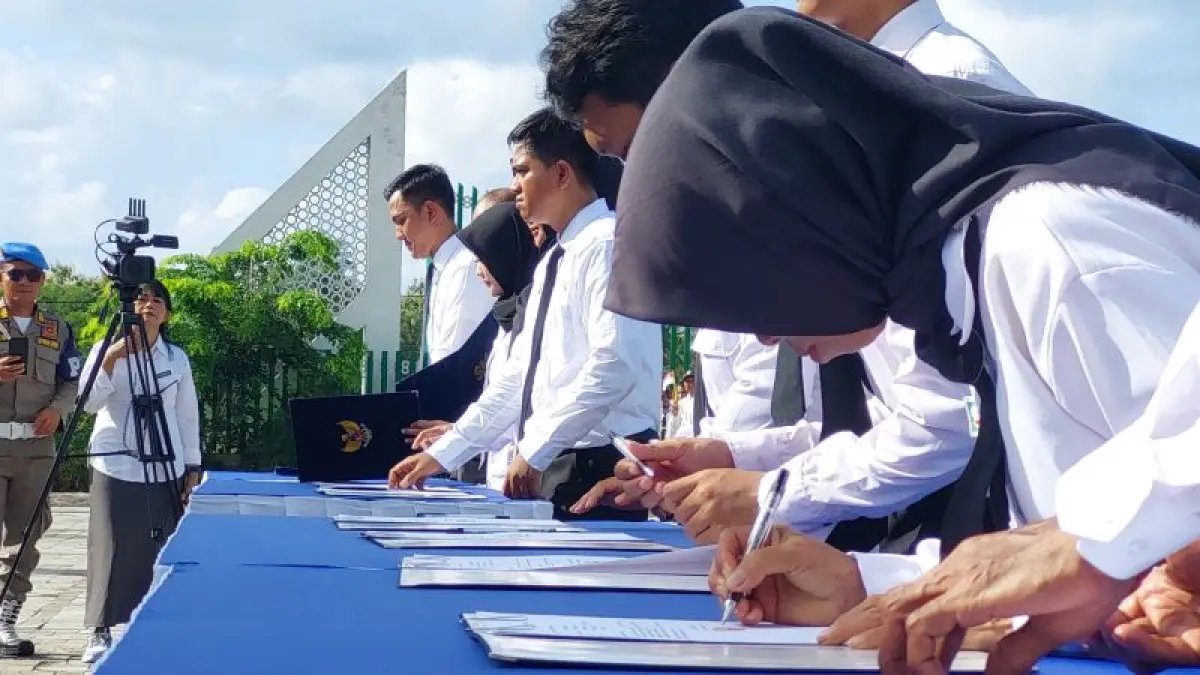 SIMBOLIS: PPPK paruh waktu di lingkup Pemkab Kulon Progo menandatangani SK penanda diangkatnya menjadi ASN. (ANOM&nbsp;BAGASKORO/RADAR PURWOREJO)