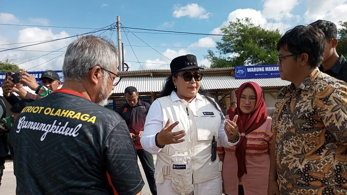 Bupati Gunungkidul Endah Subekti Kuntariningsih sedang berbincang dengan Kepala Dinas Pariwisata Gunungkidul Hary Sukmono di Pantai Sepanjang beberapa waktu lalu. (Yusuf Bastiar/Radar Jogja)
