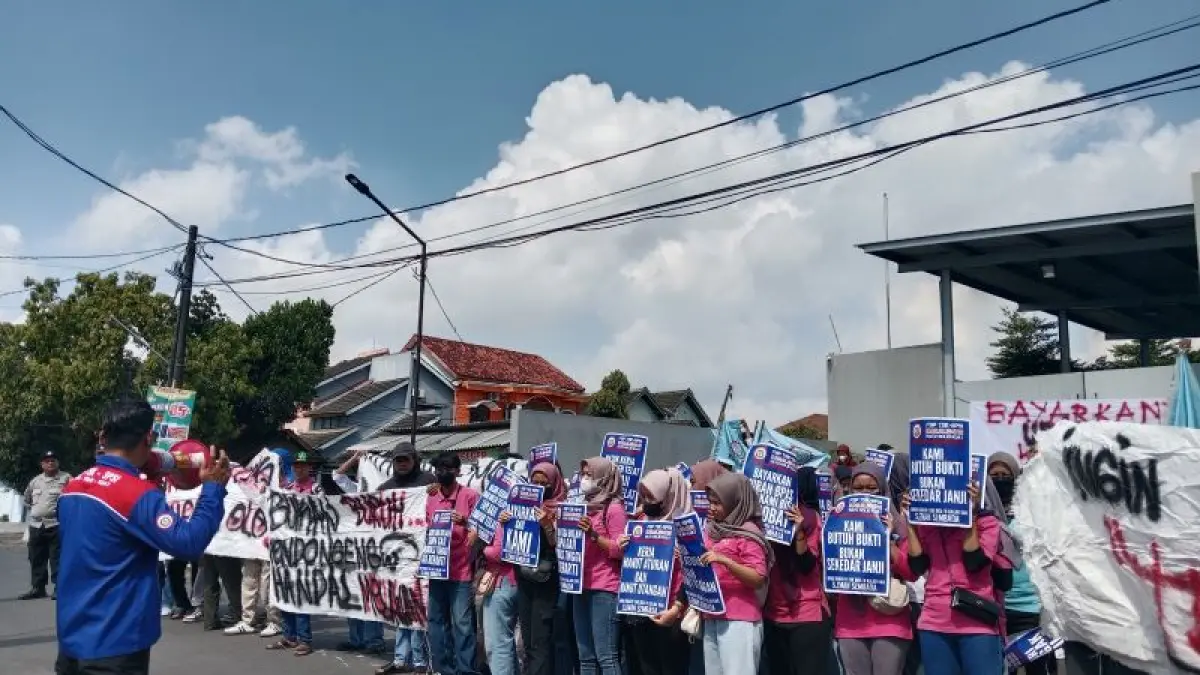 MENUNTUT HAK: Karyawan CV Evergreen Buana Prima Sandang saat menggelar aksi demonstrasi di depan kantor wilayah Purwomartani, Kalasan, Sleman Senin (30/3).&nbsp;(Delima&nbsp;Purnamasari/Radar Purworejo)