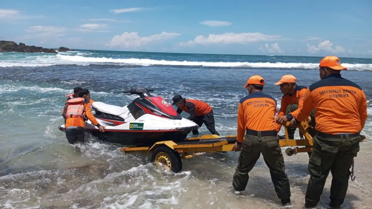 SIAGA: Petugas Satlinmas Rescue Istimewa Wilayah II Baron saat bersiap untuk melakukan patroli di area perairan. (Yusuf Bastiar/Radar Purworejo)
