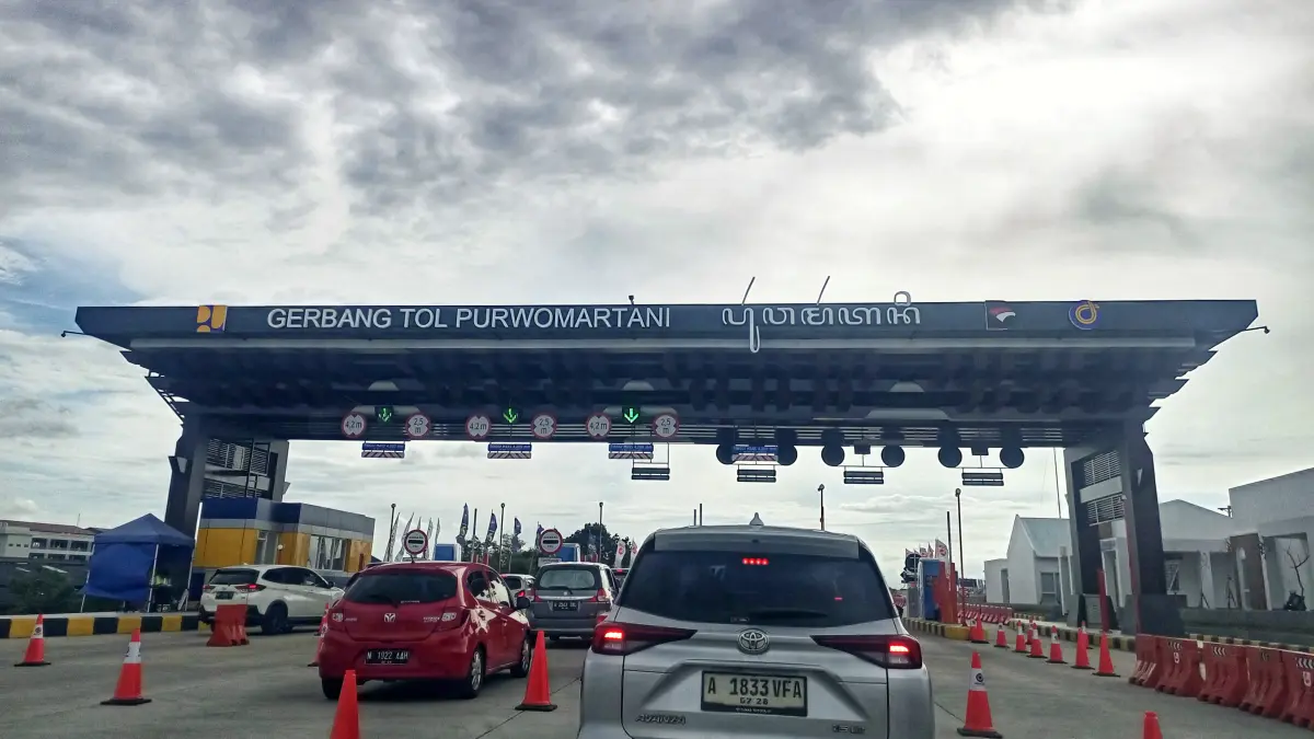 Pengendara mobil melintas di Jalan Tol Purwomartani saat arus balik Lebaran beberapa waktu lalu. Mobilitas pemudik selama Lebaran di DIJ mencapai sekitar 8,3 juta orang dalam periode H-7 hingga H+7, dengan kepadatan lalu lintas terjadi di sejumlah titik, terutama di kawasan Gerbang Tol Purwomartani.