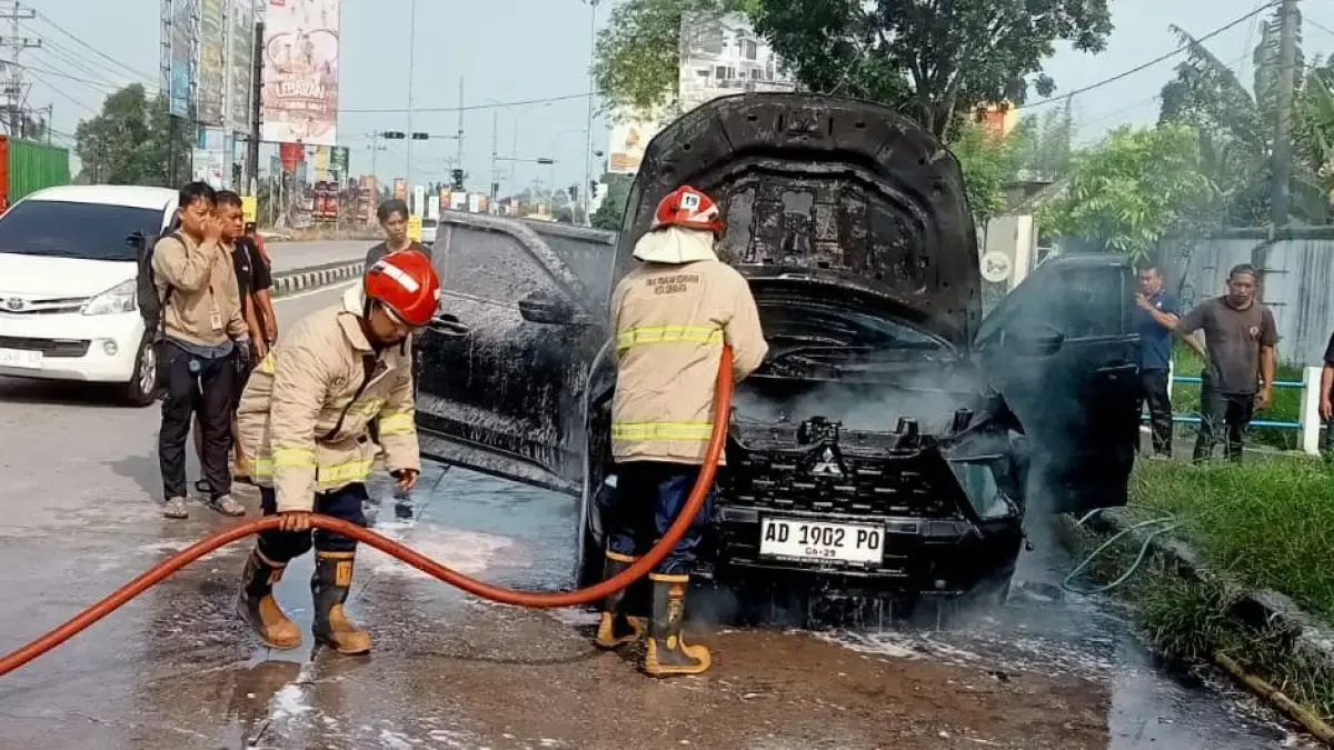 Kondisi mobil yang terbakar di dekat Exit tol Klodran, Colomadu, Karanganyar, Selasa (31/3/2026). (Rudi Hartono/Radar Solo)