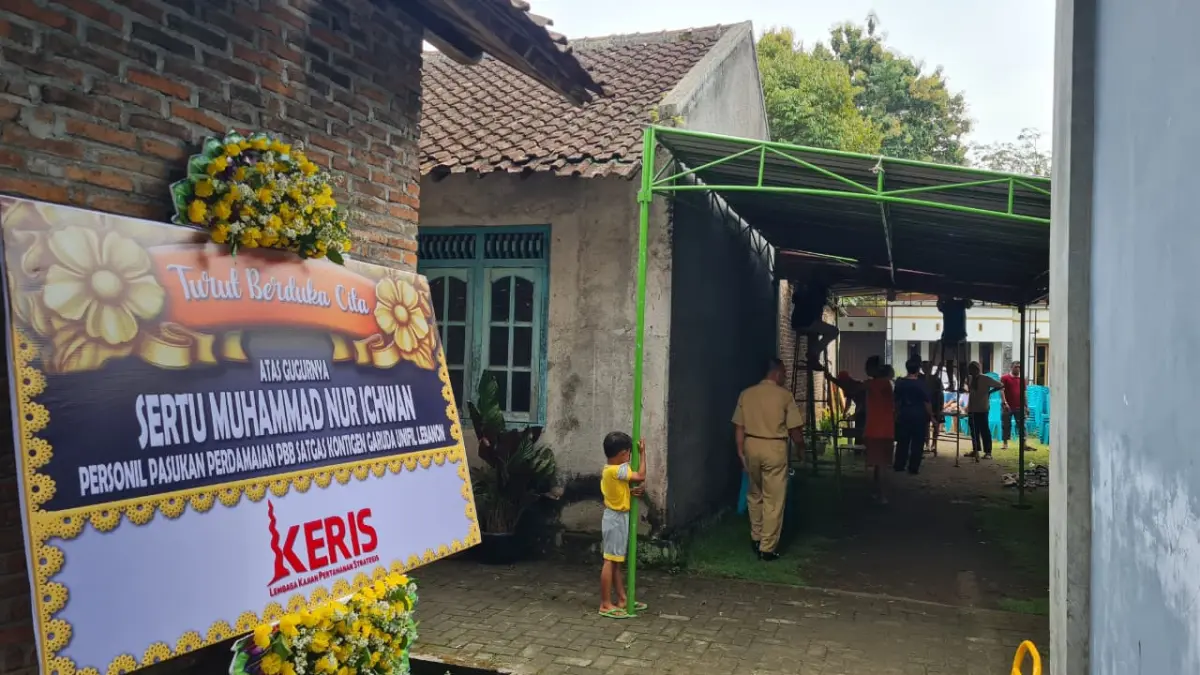 Situasi rumah duka Sertu Muhammad Nur Ichwan di Dusun Deyangan, Mertoyudan, sudah dipasang tenda dan banyak pelayat, Selasa (31/3).