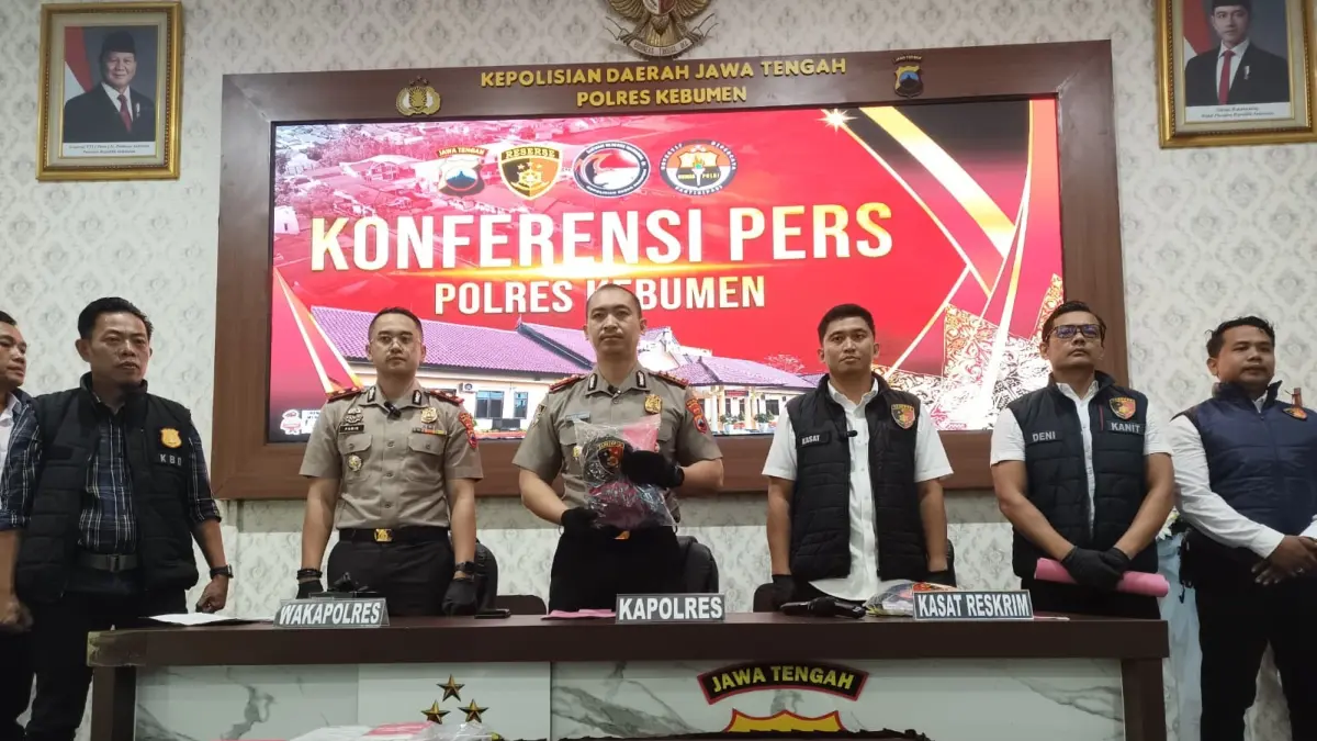 UNGKAP PERKARA : Kapolres Kebumen AKBP I Putu Bagus Krisna Purnama menunjukkan barang bukti terkait kasus kekerasan seksual oleh ayah kandung kepada anak di Kecamatan Kuwarasan. (M Hafied/Radar Jogja)