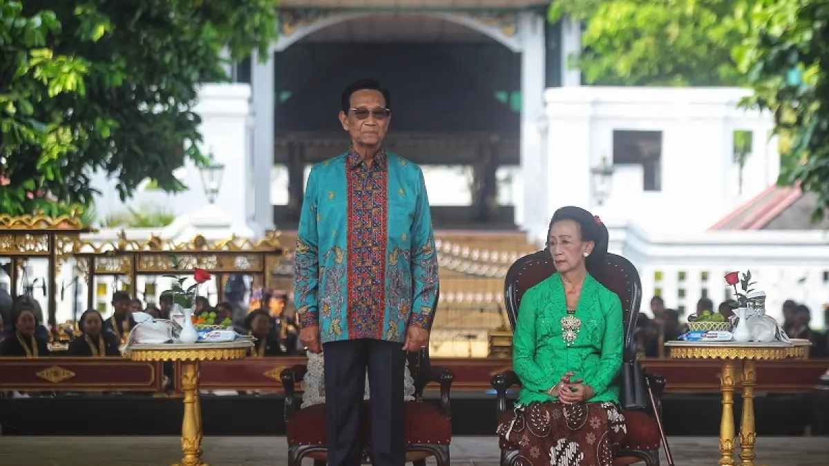 Raja Keraton Jogja Sri Sultan Hamengku Buwono X didampingi GKR Hemas menyaksikan peserta membawa hasil bumi dalam acara kirab Mangayubagyo 80 tahun Yuswo Dalem Sri Sultan Hamengku Buwono X di Pagelaran Keraton Jogja, Kamis (2/4/2026). (Guntur Aga Tirtana/Radar Jogja)