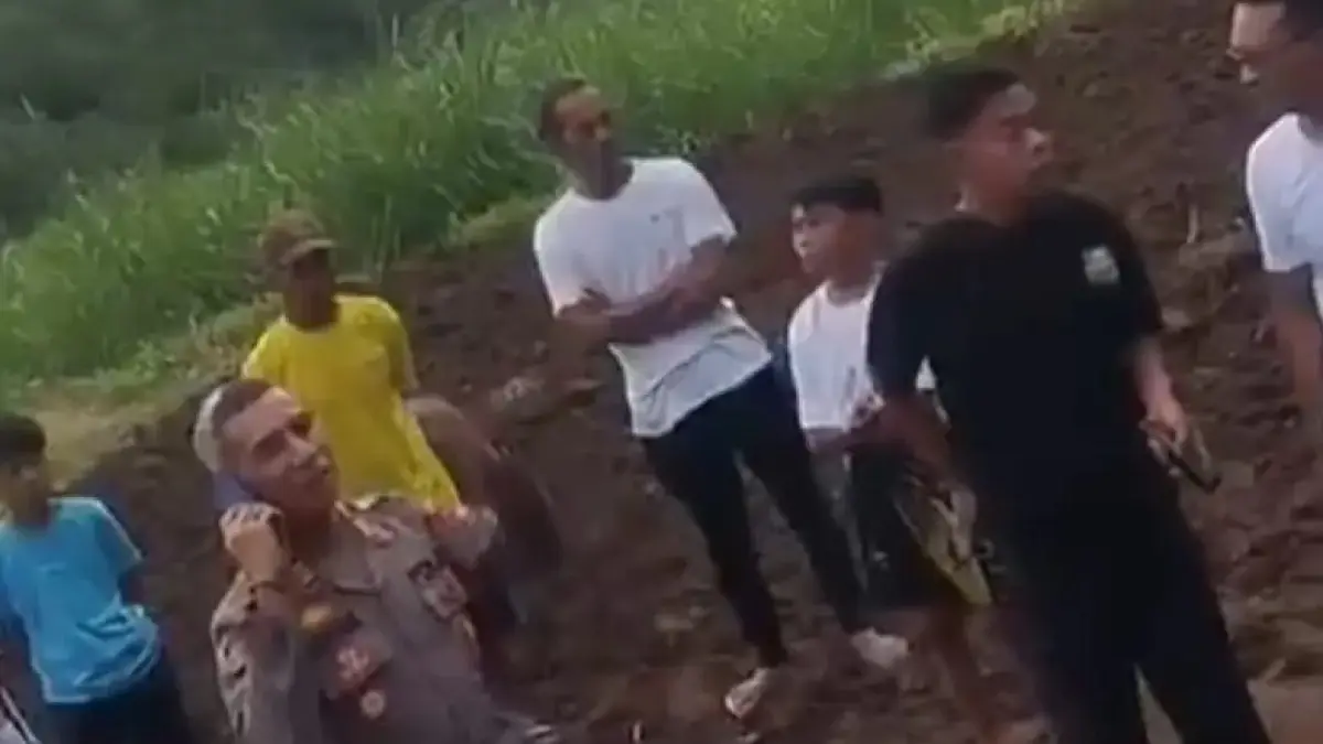 Warga dan polisi di lokasi penemuan mayat bayi di Dukuh Jetak, Desa Sumbung, Kecamatan Cepogo, Boyolali, Kamis (2/4/2026). (Istimewa)