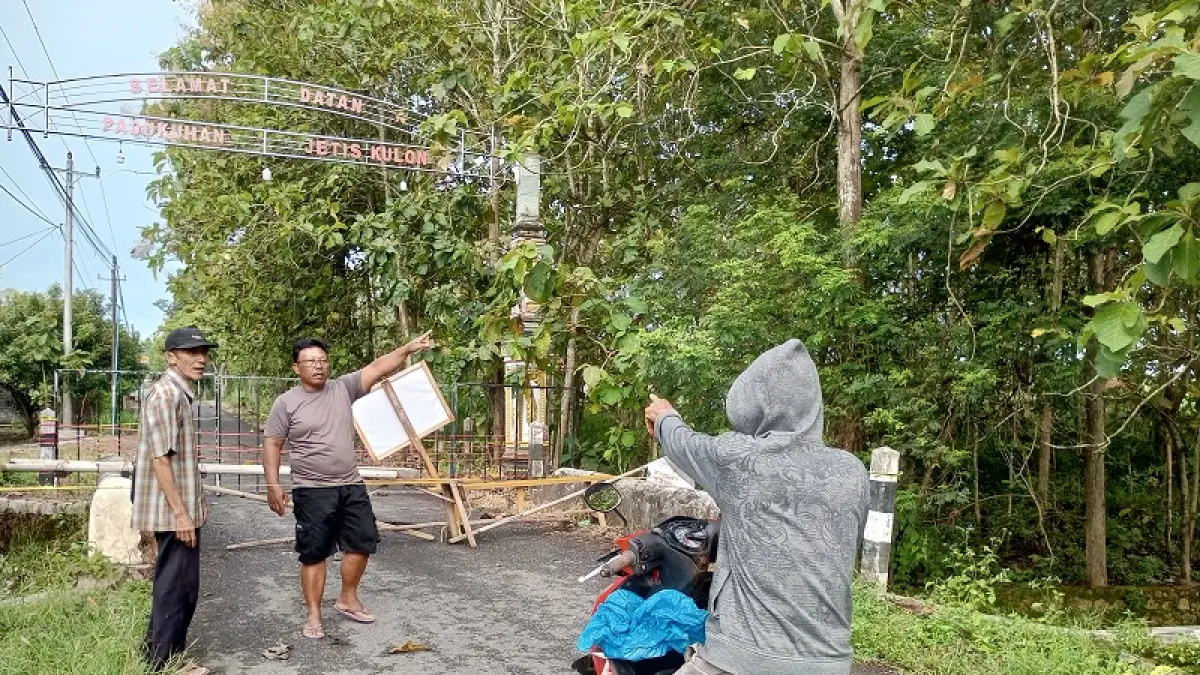 Akibatnya akses jembatan langsung ditutup karena membahayakan pengendara. Insiden ini mengganggu akses vital warga serta memaksa aktivitas ekonomi dan mobilitas dialihkan ke jalur alternatif. (YUSUF BASTIAR/RADAR JOGJA)