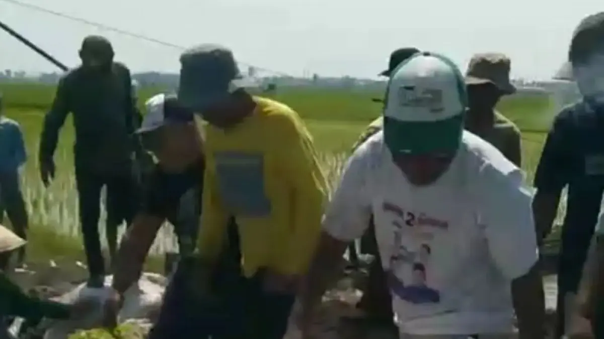 Pembongkaran irigasi pertanian yang dilakukan warga Desa Jono, Kecamatan Tanon, Sragen, Minggu (5/4/2026). Ahmad Khairudin/Radar Solo