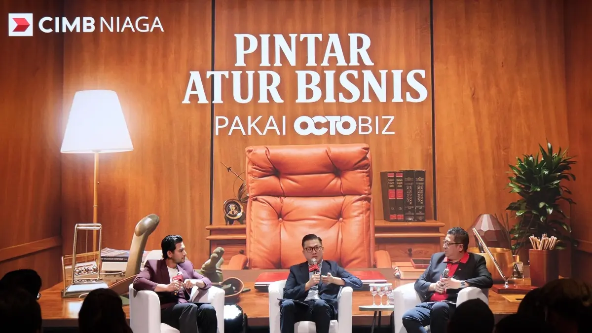 Direktur Business Banking CIMB Niaga Rusly Johannes (tengah) bersama Head of Transaction Banking CIMB Niaga Joni Hermanto (kanan) saat menjawab pertanyaan wartawan dalam pada acara Press Launch OCTOBIZ di Jakarta, Senin (6/4/2026). 