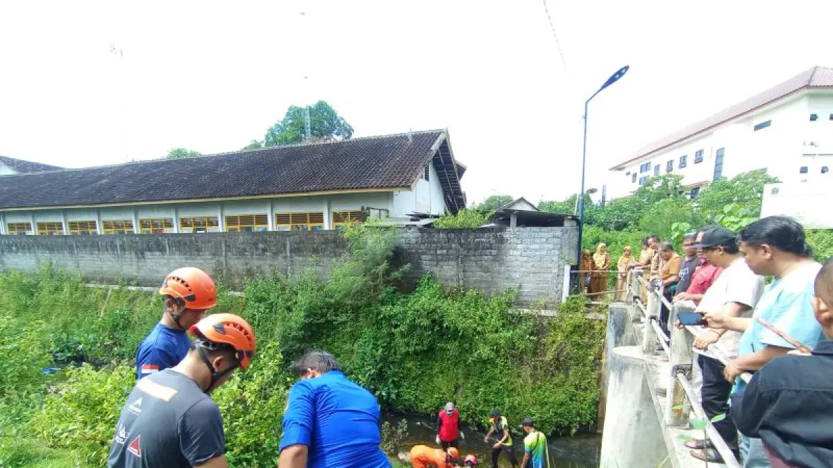 EVAKUASI: Personel gabungan BPBD Gunungkidul melakukan pertolongan pertama pada korban yang terjatuh dari jembatan Senin (6/4). (Dokumentasi BPBD Gunungkidul)