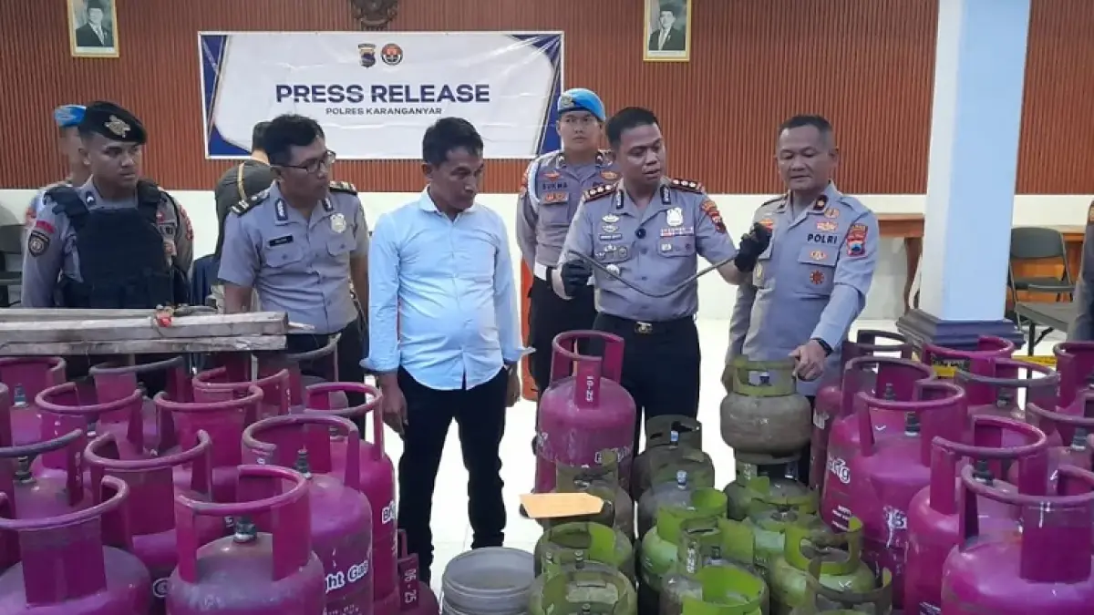 Kapolres Karanganyar AKBP Arman Sahti menunjukkan barang bukti praktik pengoplosan gas LPG 3 kg ke gas LPG nonsubsidi yang disita di wilayah Jumantono, Senin (6/4/2026). Rudi Hartono/Radar Solo