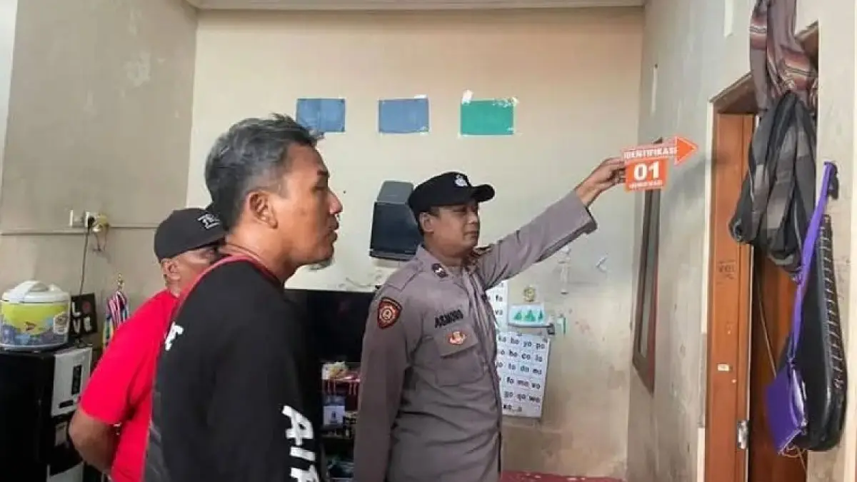 Polisi olah TKP siswa akhiri hidup di Perumahan Anugrah Abadi, Desa Karangmojo, Tasikmadu, Karanganyar, Senin (6/4/2026) pagi.&nbsp;Rudi Hartono RS/Radar Solo