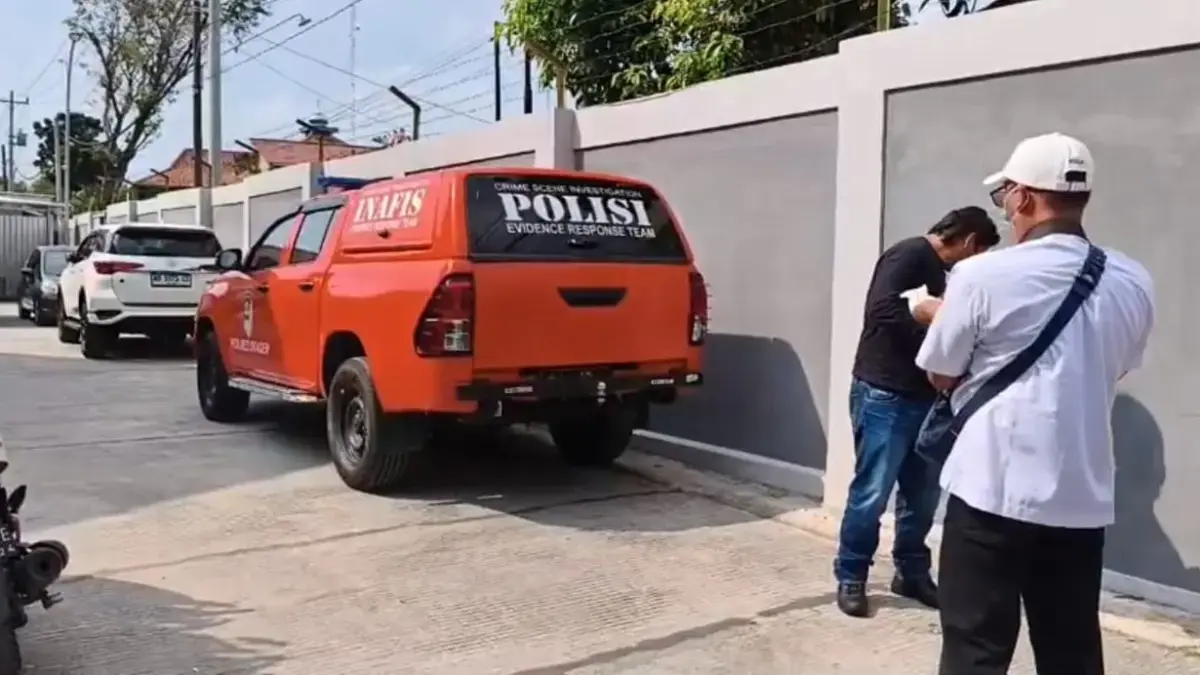 Tim Inafis Polres Sragen tiba di RSUD Sragen untuk melakukan otopsi jasad siswa SMPN 2 Sumberlawang yang meninggal usai perkelahian, Selasa (7/4). (Ahmad Khairudin/Radar Solo)