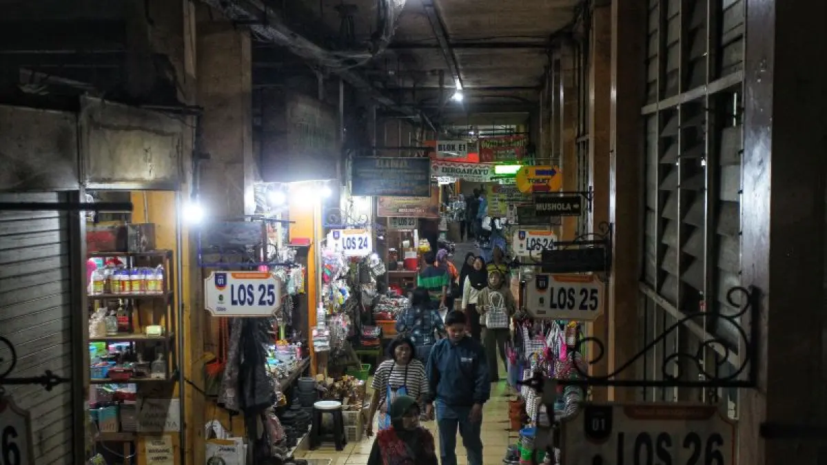 Suasana aktivitas perekonomian di salah satu sudut Pasar Beringharjo, Kota Jogja, Rabu (8/4). Kenaikan harga plastik belum berdampak pada inflasi di DIY dan masih menunggu evaluasi pada rilis awal Mei. (Guntur Aga Tirtana/Radar Purworejo)