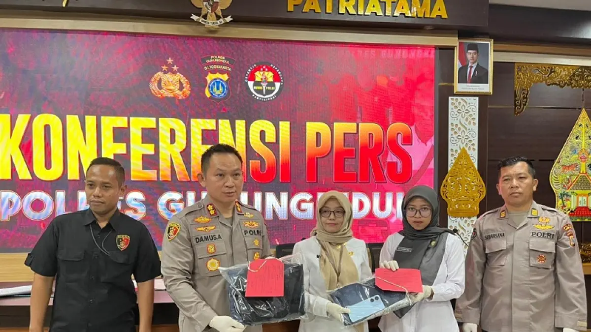 UNGKAP PERKARA: Kapolres Gunungkidul AKBP Damus Asa sedang menunjukkan barang bukti tersangka dalam kasus kekerasan seksual pada anak di bawah umur. Yusuf Bastiar/Radar Jogja