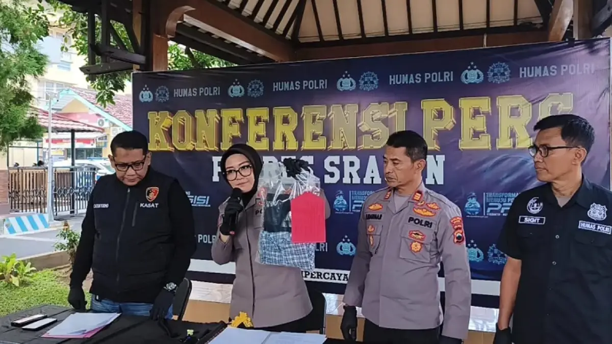 Kapolres Sragen AKBP Dewiana Syamsu Indyasari menunjukkan barang bukti kasus duel maut siswa SMPN 2 Sumberlawang, Kamis (9/4/2026). Ahmad Khairudin/Radar Solo
