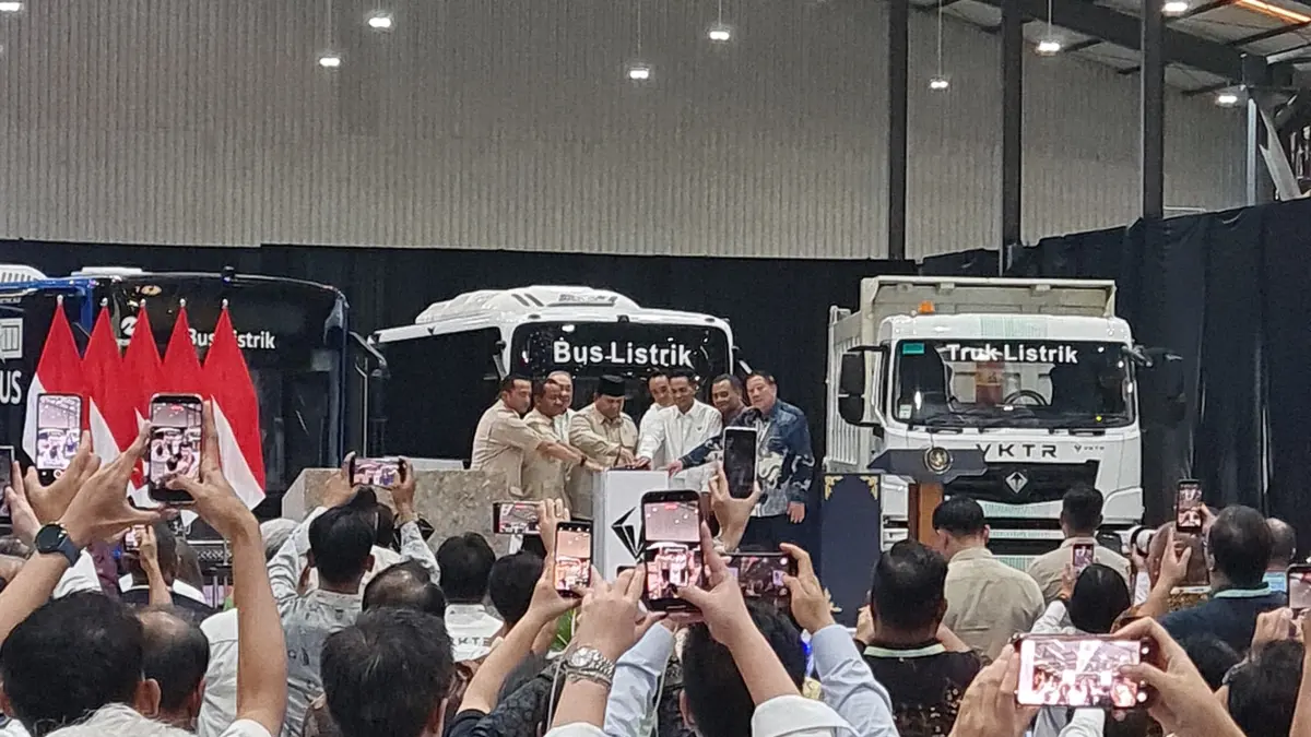 Presiden Prabowo Subianto saat menekan tombol sirine yang menandai peresmian pabrik perakitan kendaraan komersial berbasis listrik di Magelang, Kamis (9/4).
