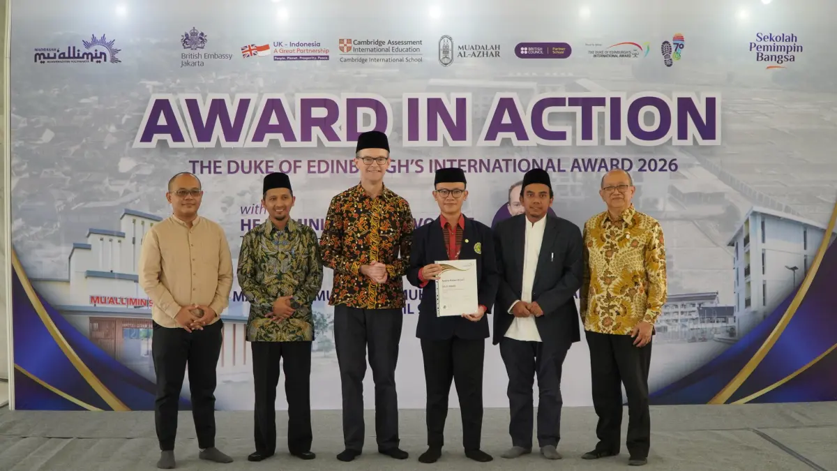 Dubes Inggris Sematkan Gold Medal Duke of Edinburgh kepada Siswa Mu’allimin Yogyakarta
