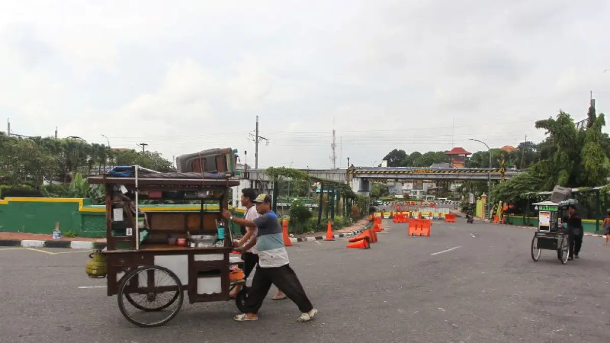 MASIH DITUTUP: Jembatan&nbsp;Kewek&nbsp;yang masih ditutup aksesnya beberapa waktu lalu. Pengerjaan proyek ini mundur Mei, dan ditargetkan bisa digunakan awal 2027. (GUNTUR AGA TIRTANA/RADAR PURWOREJO)
