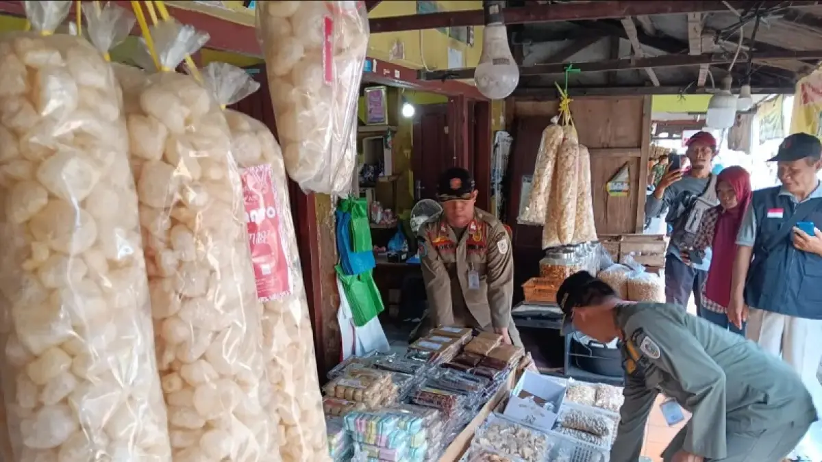Personel Satpol PP dan Damkar Klaten saat melakukan penertiban terhadap pedagang yang berjualan dengan memanfaatkan trotoar di sepanjang Jalan Raya Jatinom, Klaten. Angga Purenda/Radar Solo