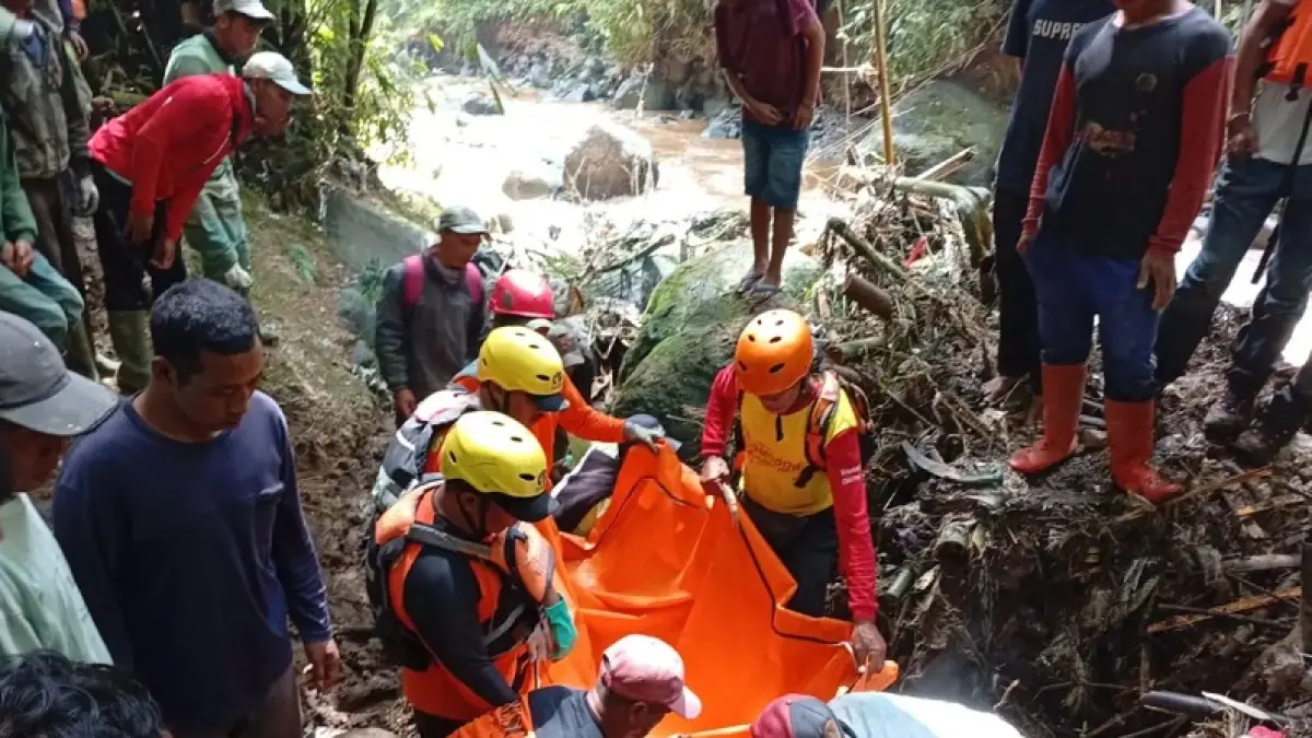 Tim SAR evakuasi petani yang terseret Sungai Bogowonto, Dusun Larangan, Desa Banyumudal, Kecamatan Sapuran, Kabupaten Wonosobo, Senin (13/4/2026). Basarnas Semarang
