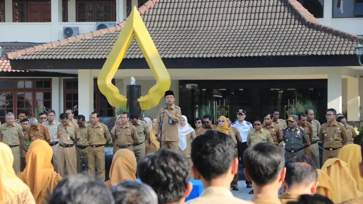 APEL: ASN lingkup Pemkab Kulon Progo mendengarkan arahan Wakil Bupati Kulon Progo saat apel. ANOM&nbsp;BAGASKORO/RADAR JOGJA
