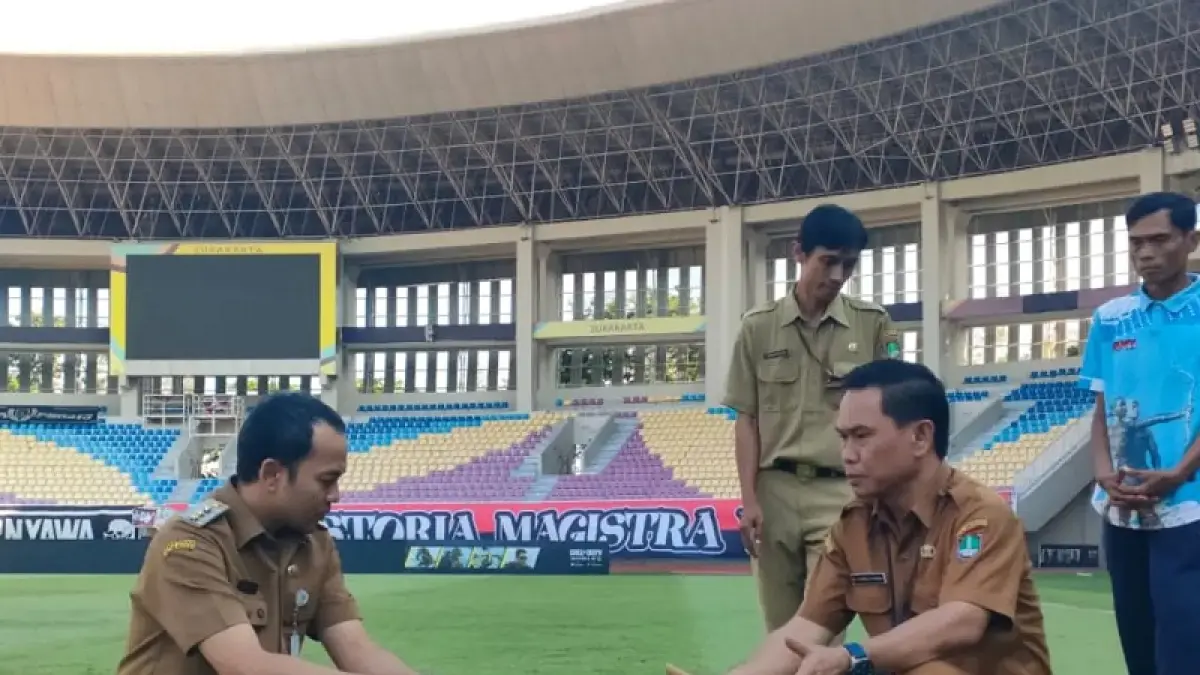 Wali Kota Solo saat meninjau lapangan Stadion Manahan, Senin (13/4/2026). M Ihsan/Radar Solo