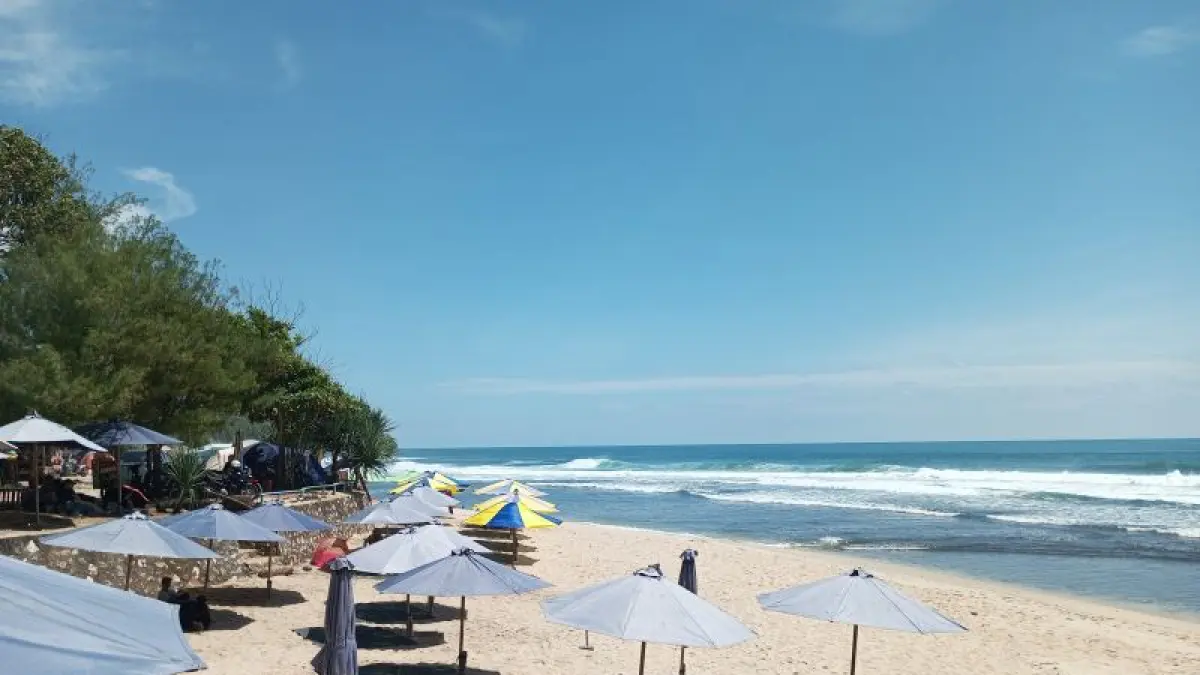 Wisatawan sedang menikmati keindahan pantai selatan Gunungkidul. (Yusuf Bastiar/Radar Purworejo)