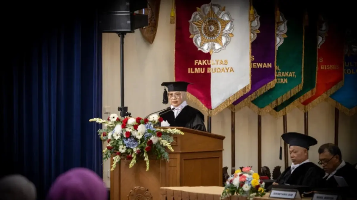 Dosen Departemen Sejarah, Fakultas Ilmu Budaya Prof. Dra. Nur Aini Setiawati, M.Hum. Ph.D., dikukuhkah dalam jabatan Guru Besar Bidang Sejarah Agraria, Selasa (14/4), di ruang Balai Senat UGM.