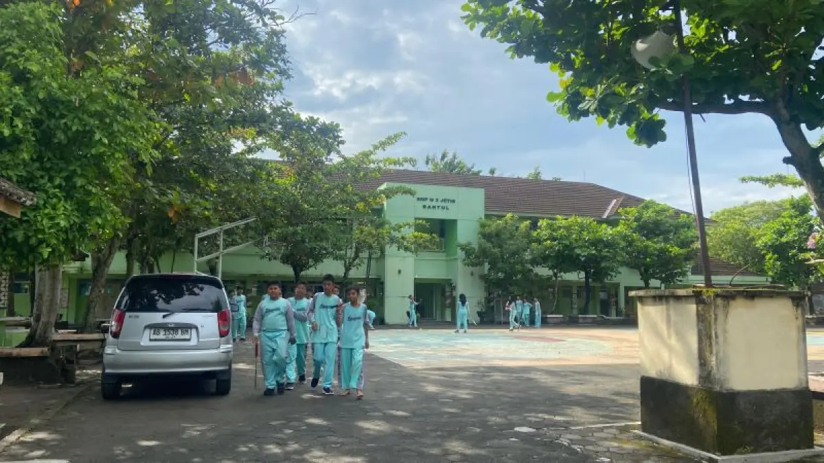 LENGANG: Beberapa siswa SMPN 3 Jetis saat berkegiatan di halaman sekolah. Sampai saat ini, 75 siswa absen mengikuti kegiatan belajar. (Cintia&nbsp;Yuliani/Radar Purworejo)