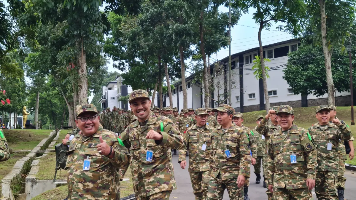 &nbsp;Para ketua DPRD peserta retret mengikuti upacara penyambutan di Graha Utama diiringi drumband, Rabu sore (15/4).